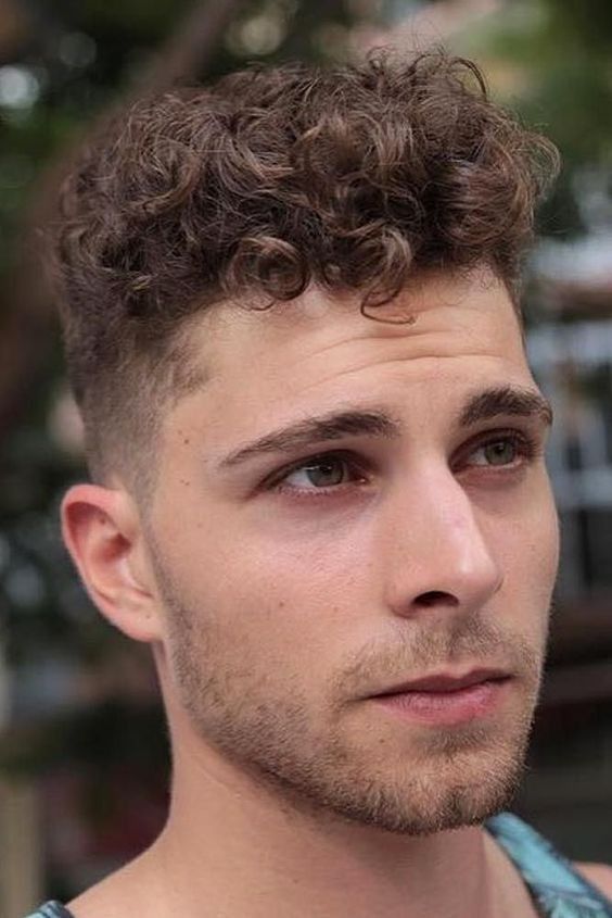 Cortes de Cabelo Masculino Casual Undercut com Topo Natural