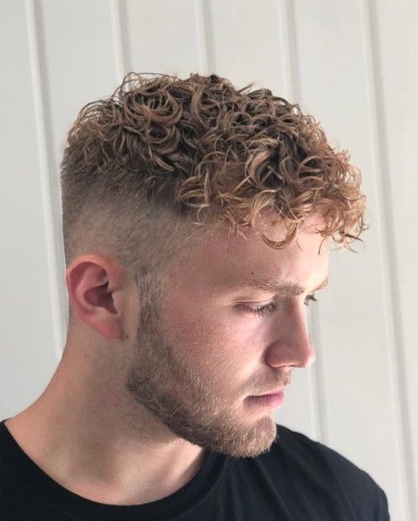 Cortes de pelo recortados casuales para hombres con parte superior natural