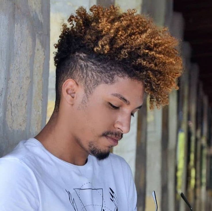 Cortes de Cabelo Masculino Casual Undercut com Topo Natural