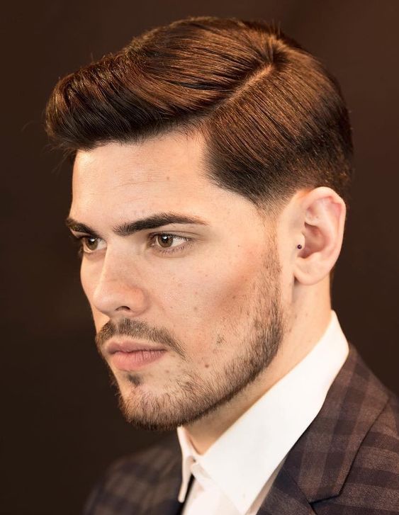 Peine sobre cortes de pelo para hombres