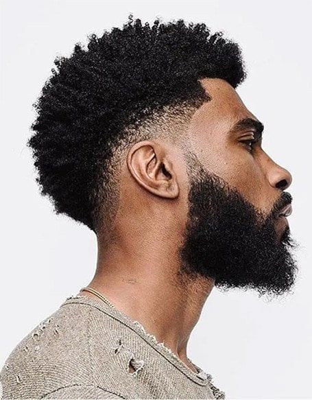 Coupes de cheveux frisées et effilées pour hommes