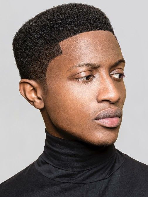 Lockige und Afro-Box-Fade-Haarschnitte für Herren