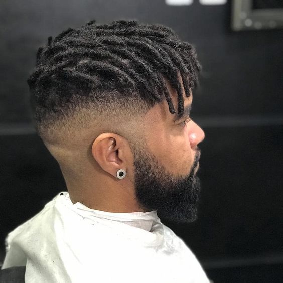 Cortes de pelo cortos, rizados y afro con rastas para hombres con desvanecimiento