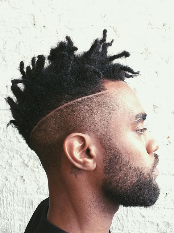 Coupes de cheveux courtes bouclées et afro dreads pour hommes avec fondu