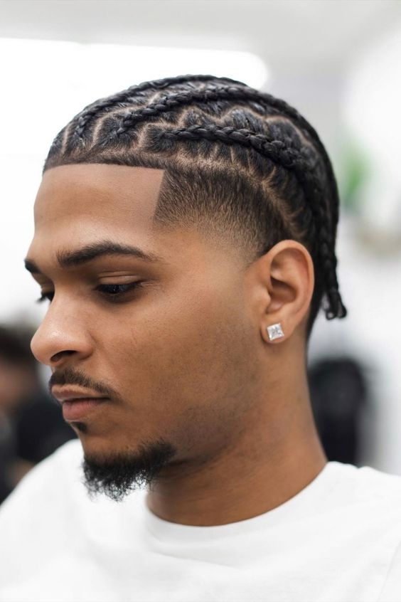 Cortes de pelo rizados y afro desvanecidos para hombres con trenzas