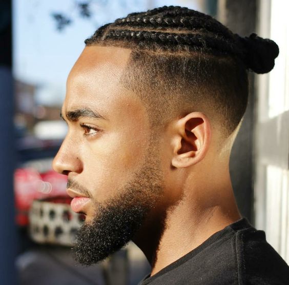 Cortes de pelo rizados y afro desvanecidos para hombres con trenzas