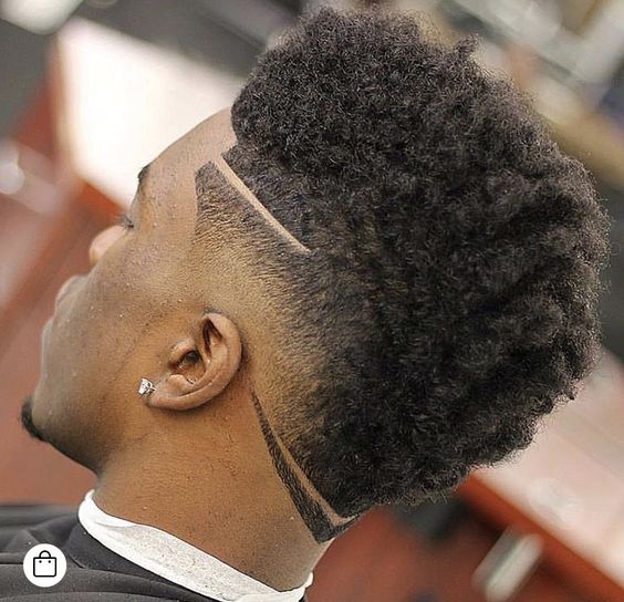 Cortes de pelo rizados y afro Mohawk para hombres con desvanecimiento