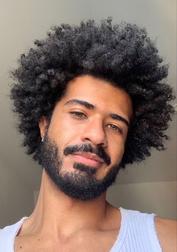 Cortes de pelo naturales rizados y afro para hombres