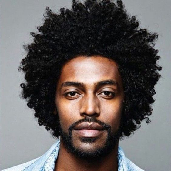 Cortes de pelo naturales rizados y afro para hombres