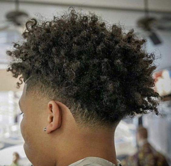 Tagli di capelli da uomo ricci e afro del Sud della Francia con riccioli naturali