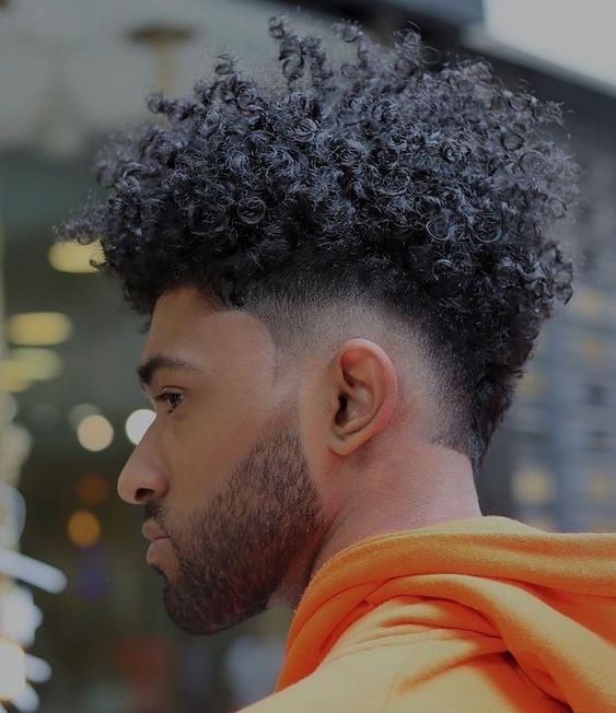 Tagli di capelli ricci e afro sfumati da uomo con capelli ricci