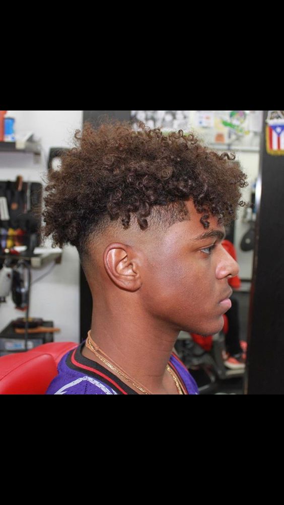 Coupes de cheveux frisées et afro temp fades pour hommes avec cheveux bouclés