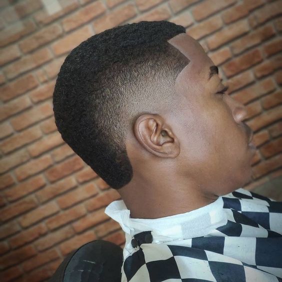 Cortes de pelo degradados en ráfaga y desvanecimiento para hombres con Mohawk