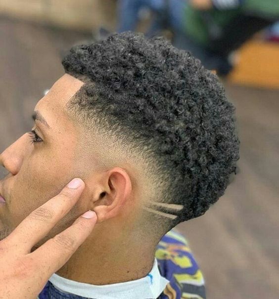 Cortes de pelo para hombres Drop Fade con cabello rizado