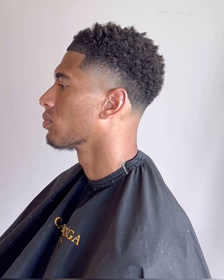 Cortes de pelo para hombres Drop Fade con cabello rizado