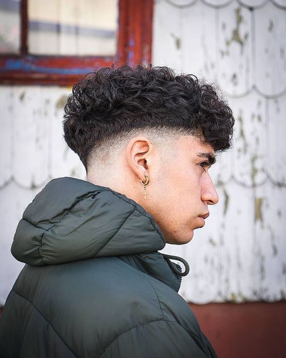 Cortes de pelo para hombres Drop Fade con cabello rizado