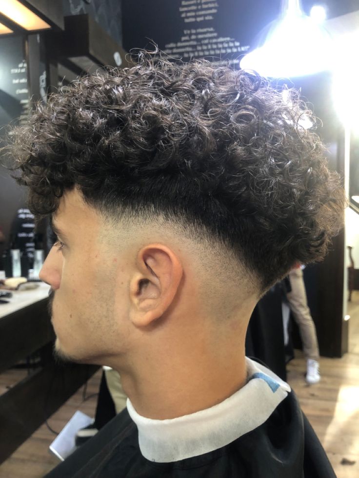 Cortes de pelo para hombres Drop Fade con cabello rizado