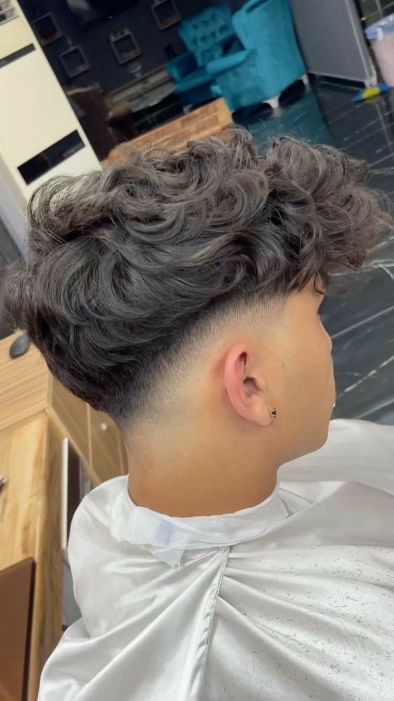 Cortes de pelo clásicos con degradado de bajo desvanecimiento para hombres