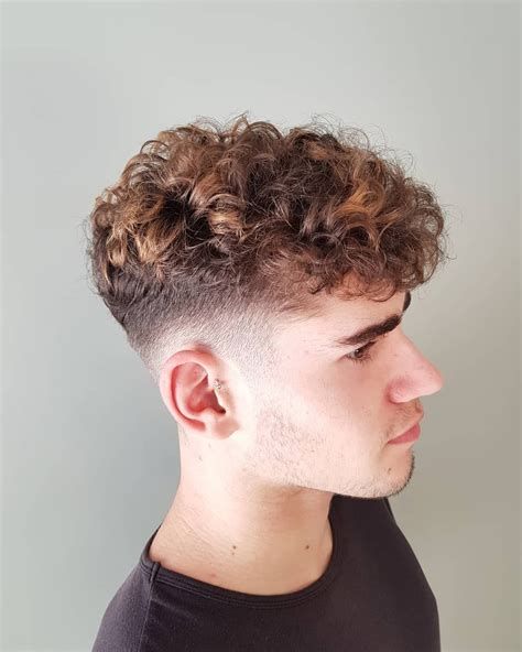 Coupes de cheveux pour hommes à mi-fondu avec frange