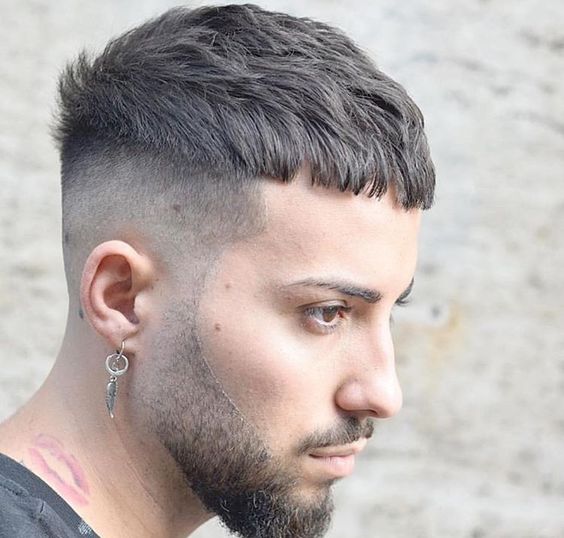 Cortes de pelo degradados con desvanecimiento de piel para hombres