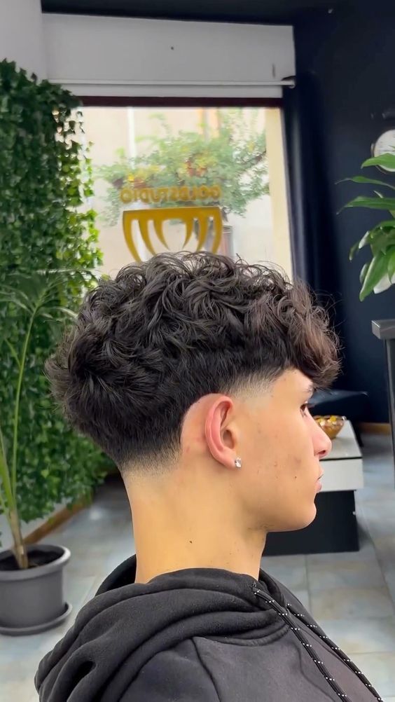 Cortes de pelo degradados Taper Fade para hombres con parte superior texturizada