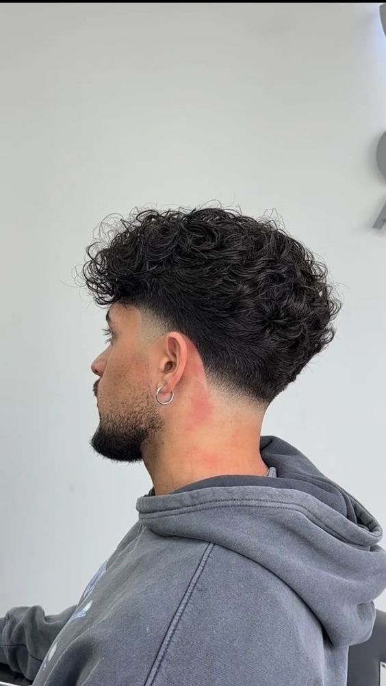 Cortes de pelo degradados Taper Fade para hombres con parte superior texturizada