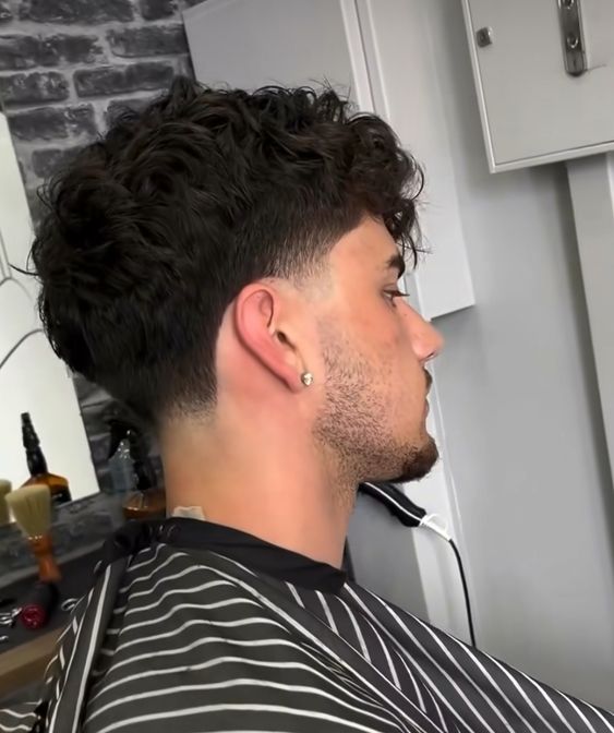 Cortes de pelo degradados Taper Fade para hombres con parte superior texturizada