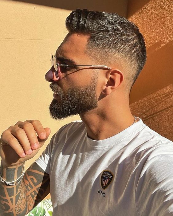 Coupes de cheveux dégradées pour hommes avec Topknot