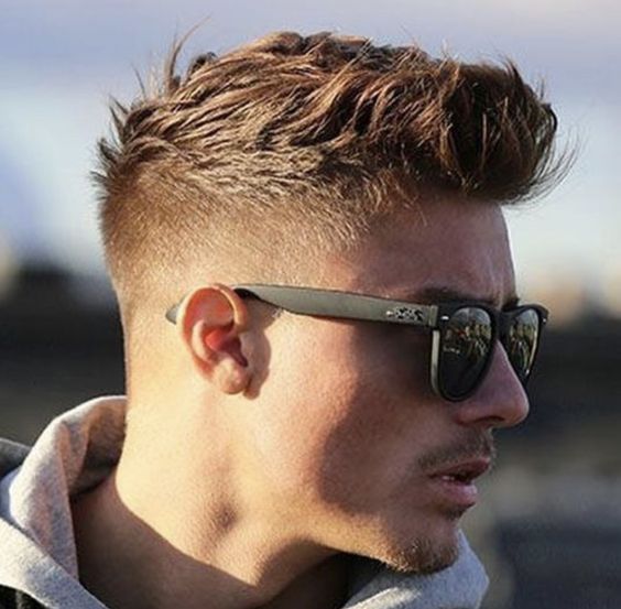 Cortes de Cabelo Masculino Degradê com Topete