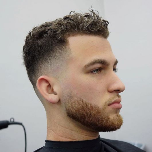 Farbverlaufshaarschnitte für Herren mit Haarknoten