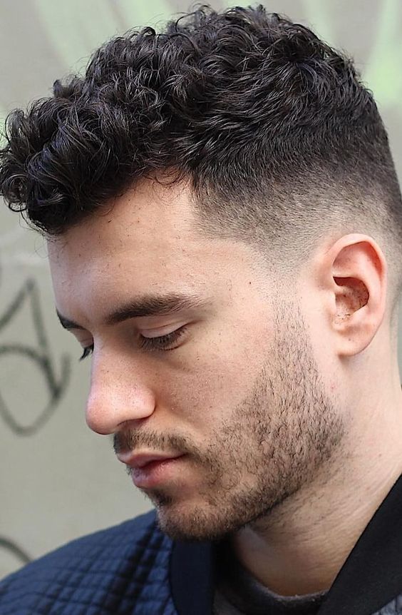 Cortes de Cabelo Masculino Degradê com Topete