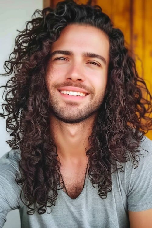 Tagli di capelli lunghi da uomo con volume naturale