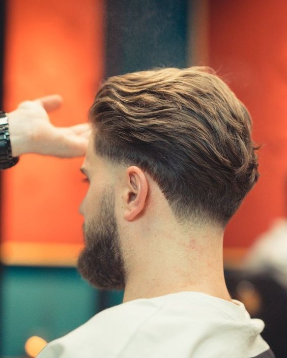 Cortes de pelo largos para hombres Corte peinado hacia atrás