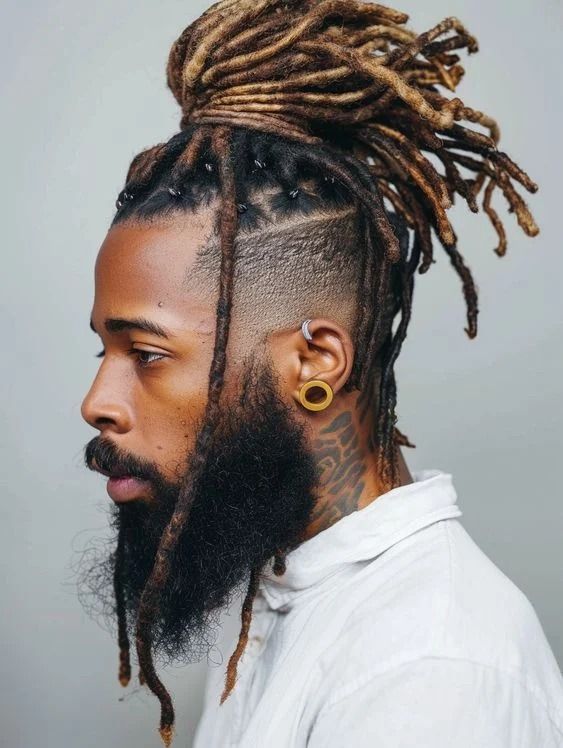 Coupes de cheveux longues pour hommes avec des dreads naturelles