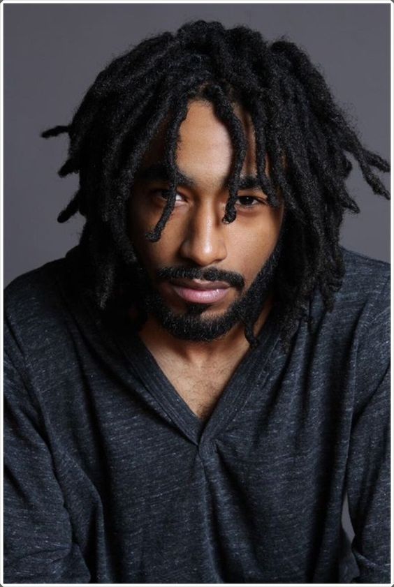 Cortes de pelo largos para hombres con rastas naturales