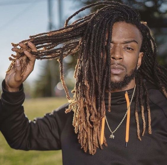 Coupes de cheveux longues pour hommes avec des dreads naturelles