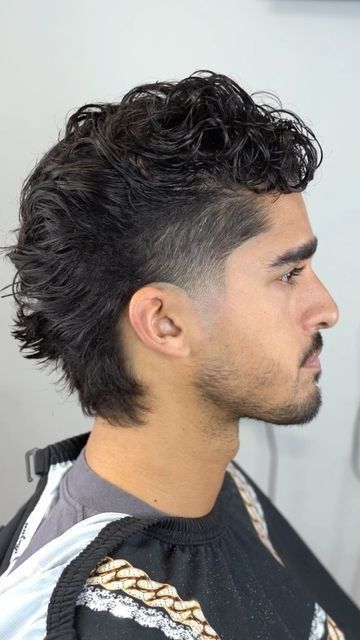 Cortes de pelo largos para hombres con desvanecimiento en los lados.