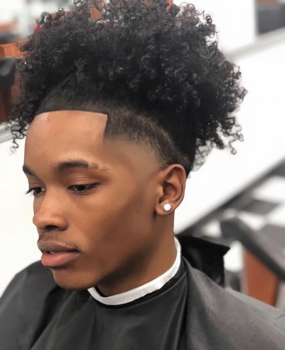 Coupes de cheveux longues pour hommes avec fondu sur les côtés