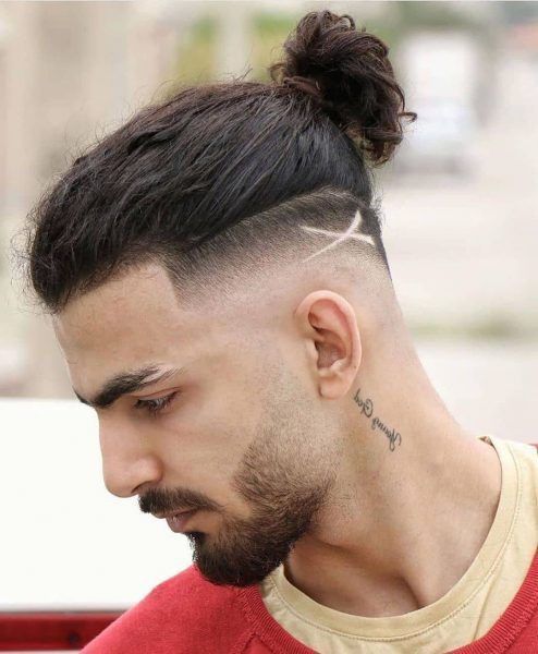 Coupes de cheveux longues et droites pour hommes avec raie sur le côté