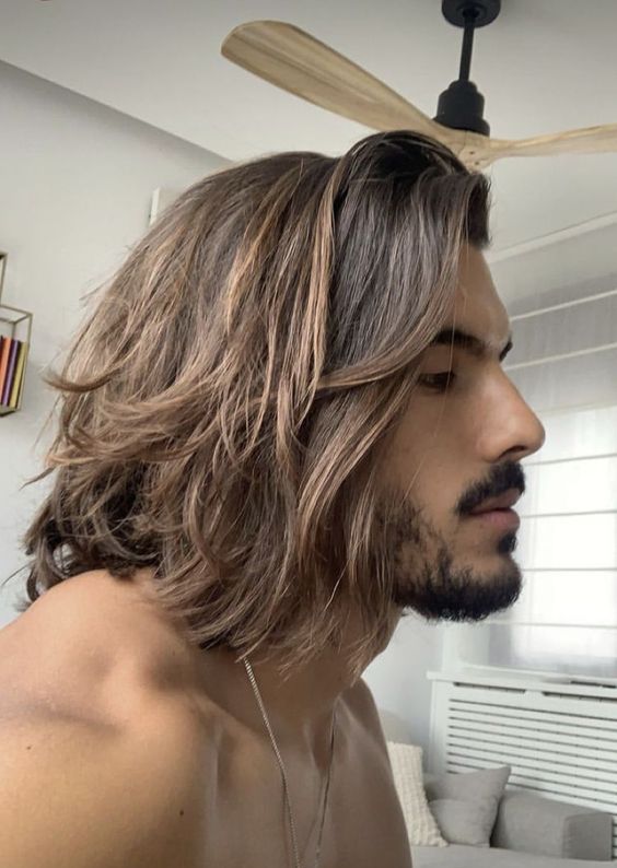 Cortes de pelo largos y texturizados para hombres.