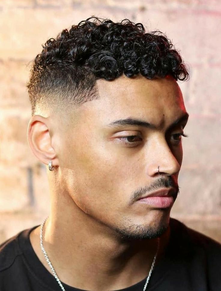 Coupes de cheveux César ondulées pour hommes avec texture