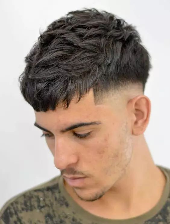 Cortes de pelo ondulados de textura corta para hombres