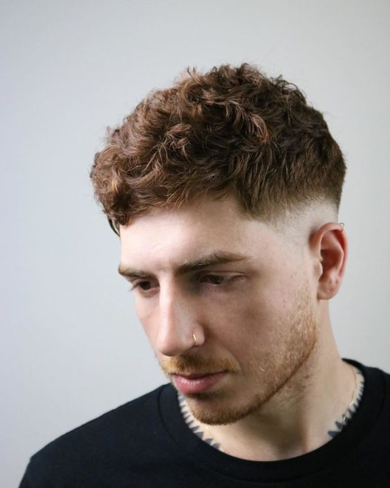 Coupes de cheveux courtes texturées ondulées pour hommes