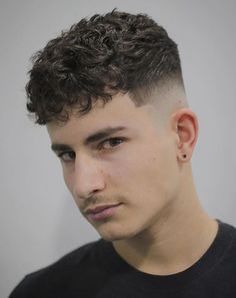 Coupes de cheveux courtes texturées ondulées pour hommes