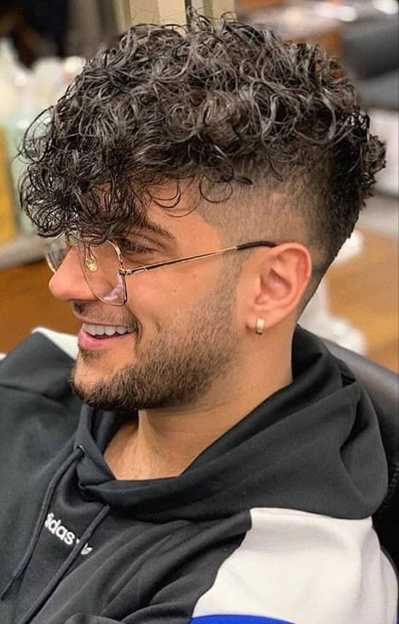 Cortes de Cabelo Masculino Ondulado Degradê com Franja Cacheada