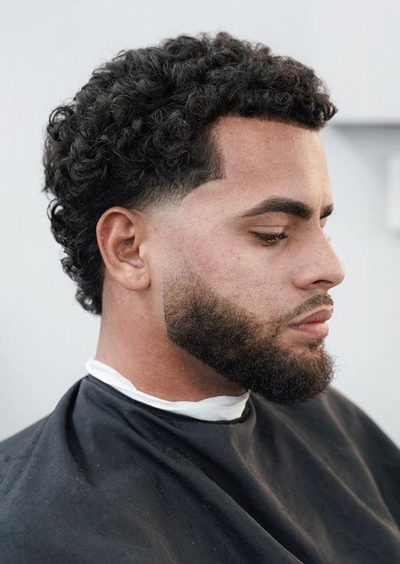 Coupes de cheveux ondulées en faux faucon pour hommes