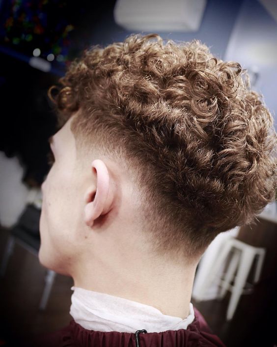 Coupes de cheveux ondulées en faux faucon pour hommes