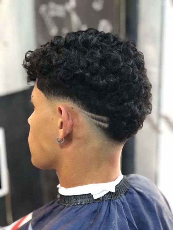 Cortes de pelo ondulados de imitación de halcón para hombres