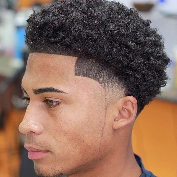 Wellige Herrenhaarschnitte Taper Fade Curly