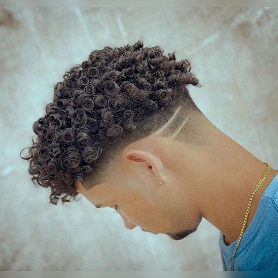 Cortes de pelo ondulados para hombres Taper Fade Curly